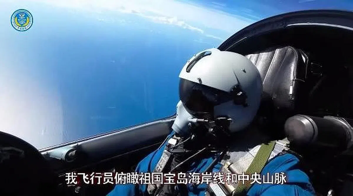 东部战区配发视频，称执行任务的飞行员在“目视距离俯瞰祖国宝岛海岸线和中央山脉”。（东部战区官微视频截图）
