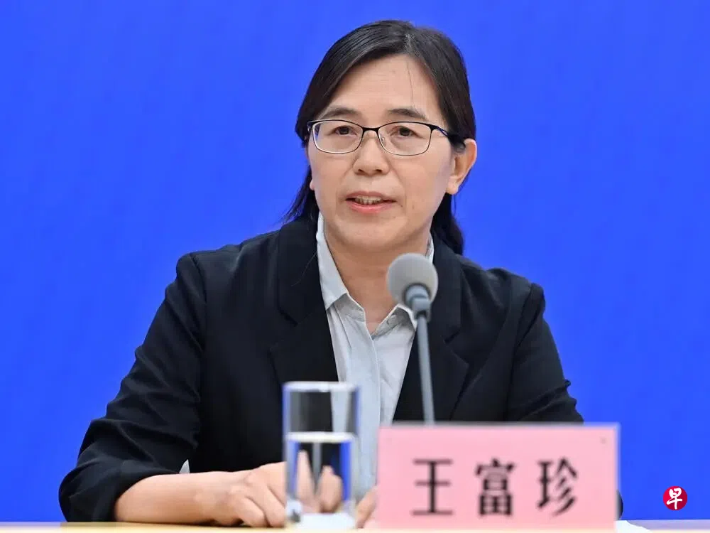 中国国家卫生健康委员会星期五（8月21日）举行新闻发布会，中国疾病预防控制中心研究员王富珍在会上表示，此前中国冠病疫情经历周期性波动，8月中上旬达到高峰平台期，目前整体已呈下降趋势，监测未发现可能引发重大公共卫生风险的变异株。 （互联网）