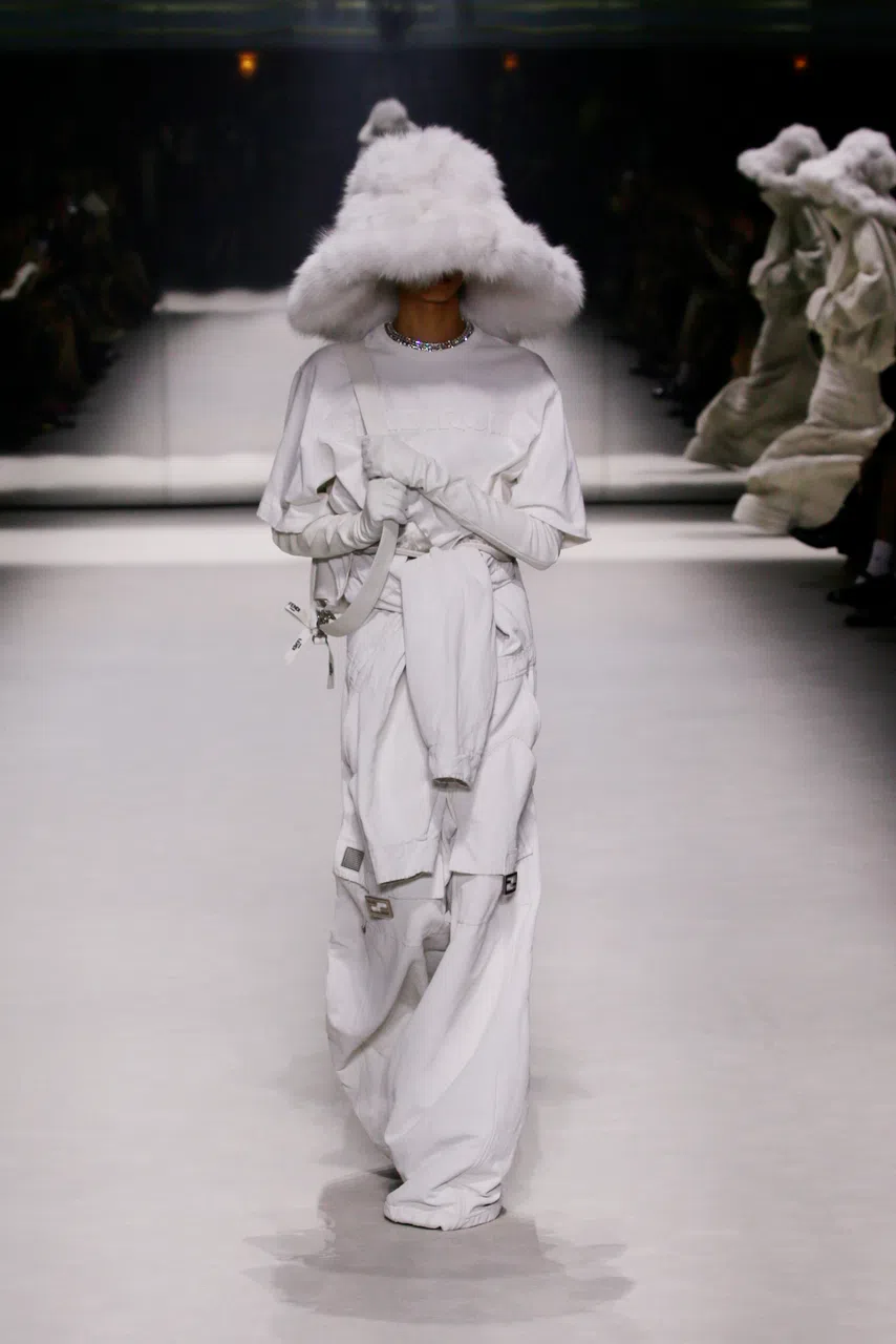 雅可布从纽约街景及工人装撷取灵感，以白和银色为焦点设计合作系列。（品牌提供）