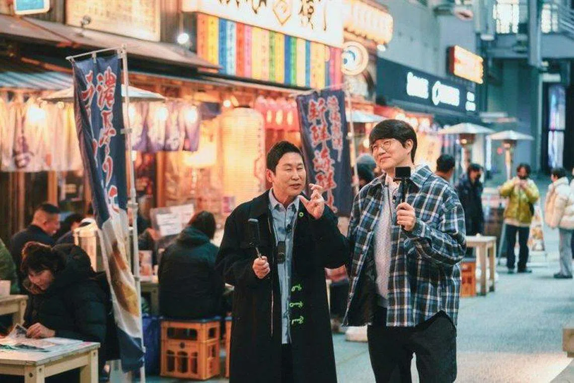 申东烨（左）与成始璟前进东京，深入日本成人娱乐产业。（Netflix）