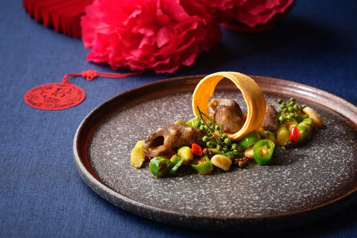 金盏鲜芦笋酱爆辽参搭配芦笋和青辣椒，鲜美嫩爽，辛香麻辣。（餐馆提供）