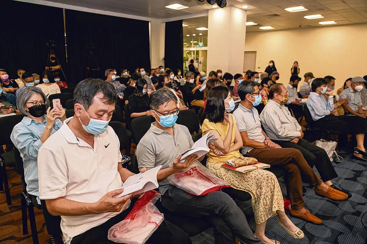 《文字现象2021》发布与座谈会出席嘉宾与作家包括希尼尔（左起）、陈志锐、联合早报副总编辑兼副刊主任胡文雁、柯思仁、谷衣、新报业媒体信托华文媒体集团社长李慧玲、联合早报前总编辑林任君与林高。