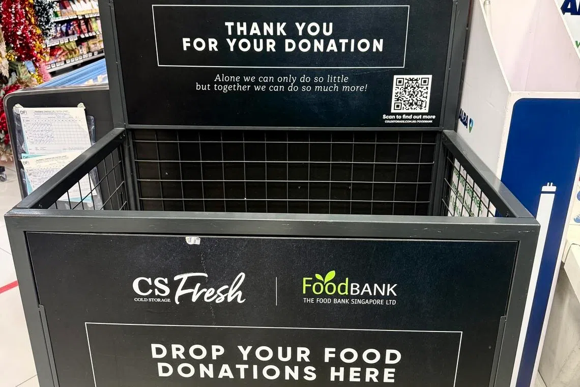 新加坡食物银行在全岛设有超过20个固定回收点，多位于商场超市外，可接收干粮与非易腐品。（受访者提供）