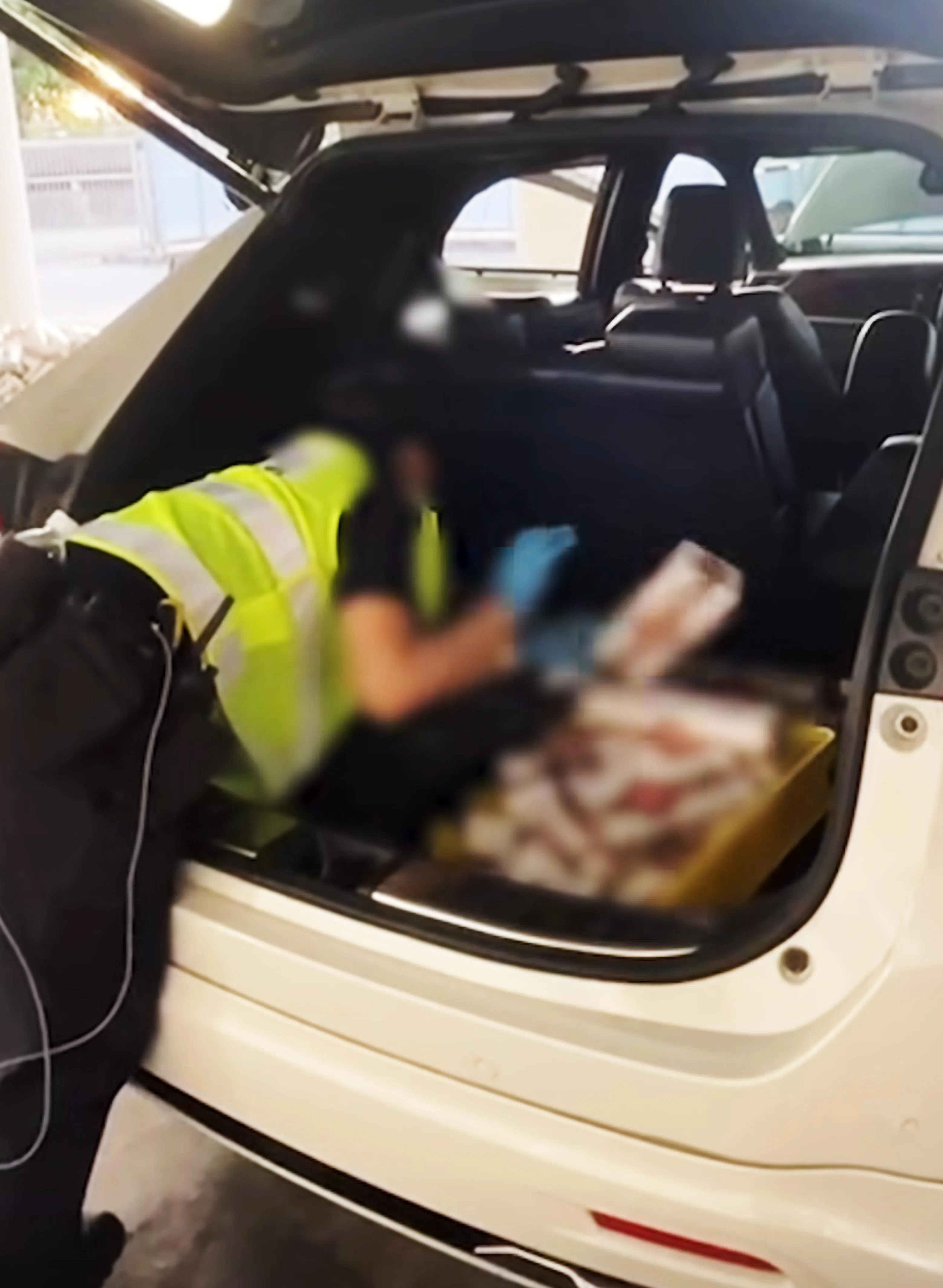 移民局人员在车门夹层、后车厢和车顶箱内共起获420条和1600包漏税香烟。（取自移民与关卡局脸书）