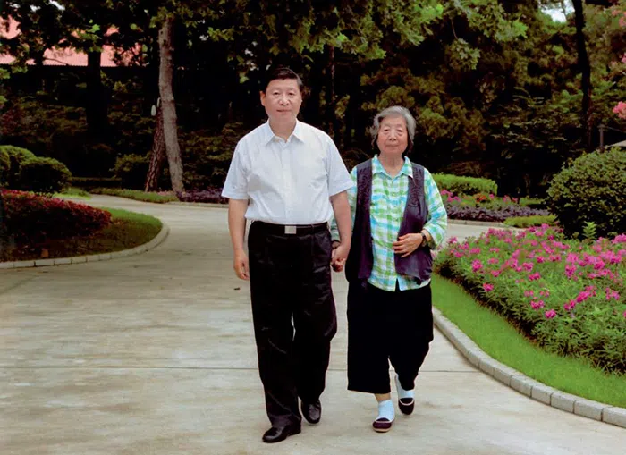 习近平陪母亲齐心散步。（人民网）