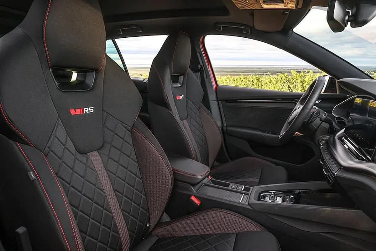 带有集成头枕的前排运动型座椅是标准配置，并采用黑色Alcantara面料的软垫。（照片由车商提供）