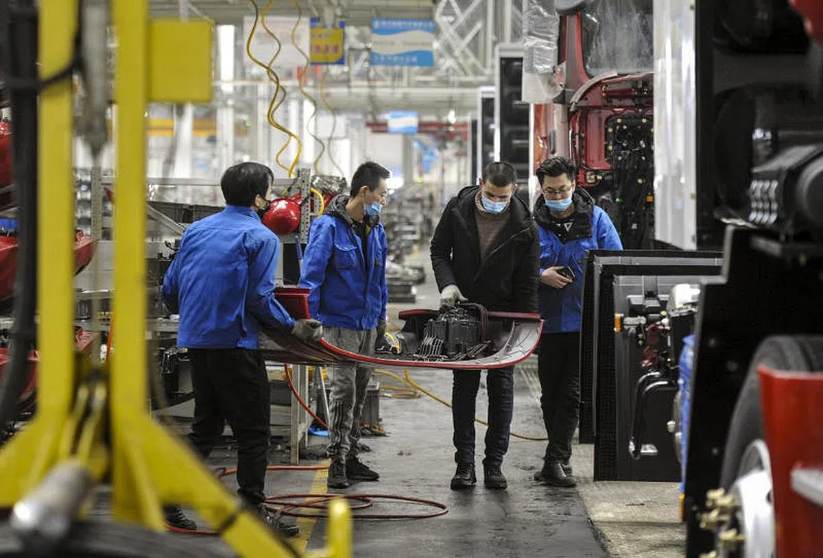 全国人大代表张兴海“建议鼓励年轻人少送外卖多进工厂”的相关提案遭到网民反驳。（中新社）
