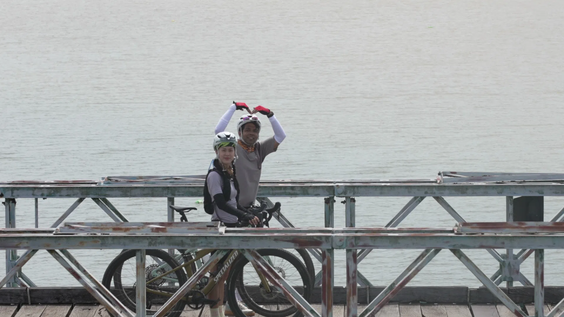 Naomi（左）和Das（右）在骑车过程中建立了友谊。（新传媒提供）