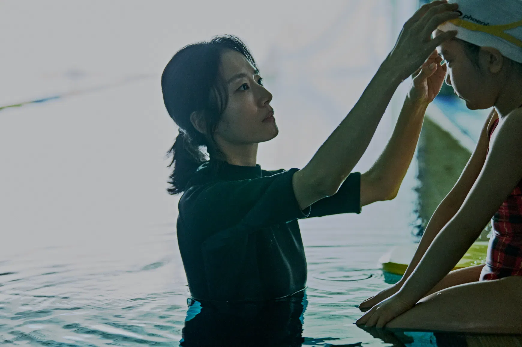 郭善英（左）在心理惊悚片《侵犯》展现精湛演技。（新加坡电影协会提供）