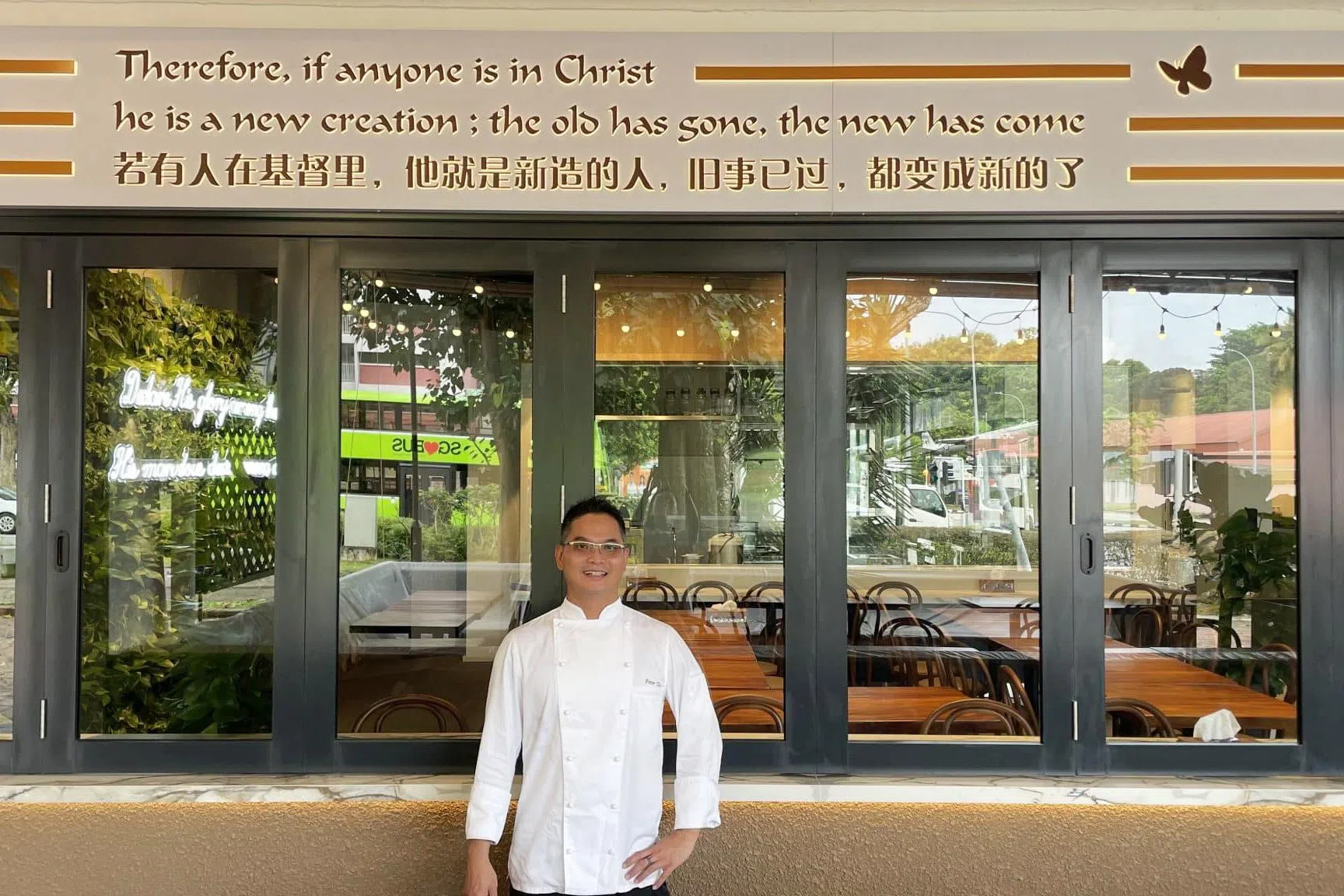 2023年，已晋升为Les Amis集团三家餐馆行政总厨的张德同，应突破总干事梁西门之邀加入团队，并于2024年3月带领12人打理新开的“突破樟宜村”法国餐馆，希望通过传授厨艺，帮助释囚重建人生。（受访者提供）