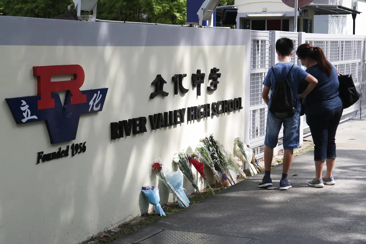 立化中学发生校园命案后，有公众到校外献花致哀，并为该校师生加油打气。（档案照片）