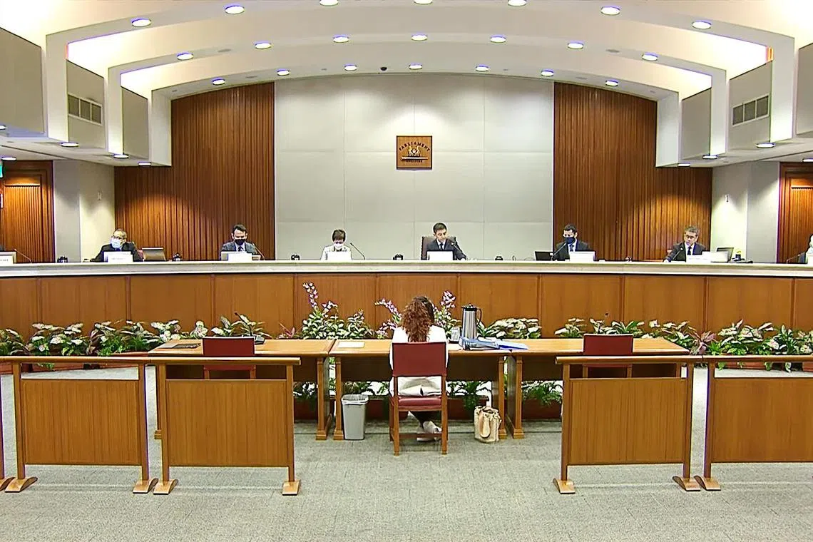 国会特权委员会2021年针对盛港集选区前议员辣玉莎（背对镜头者）在国会撒谎一事，召开听证会展开调查。委员会成员包括：蔡厝港集选区议员黄文鸿（面对镜头左起）、工人党后港区议员陈立峰、人力部兼国防部高级政务部长扎吉哈、永续发展与环境部长傅海燕、时任国会议长陈川仁（主席）、国家发展部长兼主管社会服务整合事务部长李智陞、文化、社区及青年部长兼律政部第二部长唐振辉，以及卫生部兼通讯及新闻部政务次长拉哈尤·玛赞。（gov.sg视频截图）
