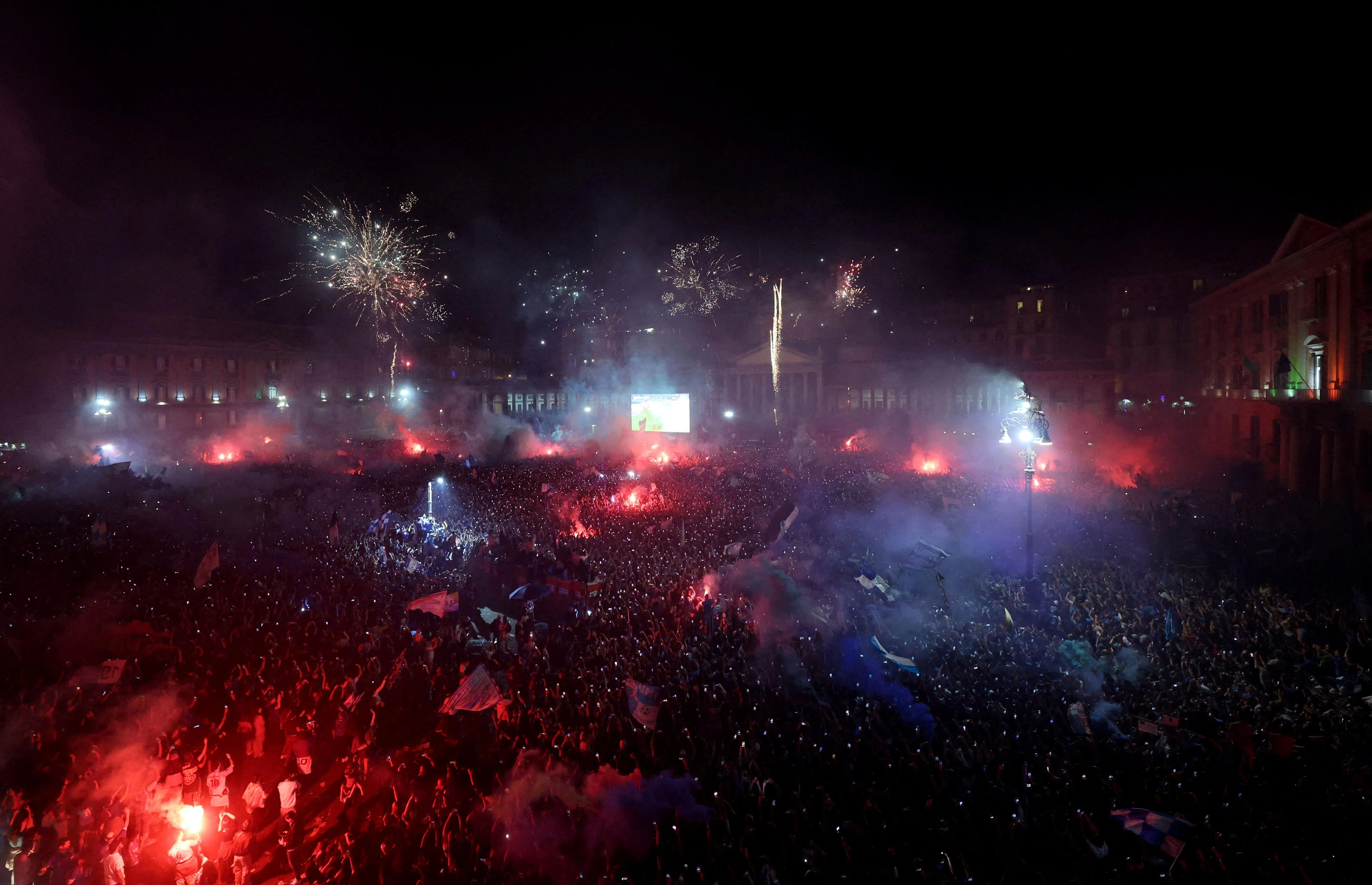 数以万计的民众涌上那不勒斯街头庆祝胜利。   （路透社）