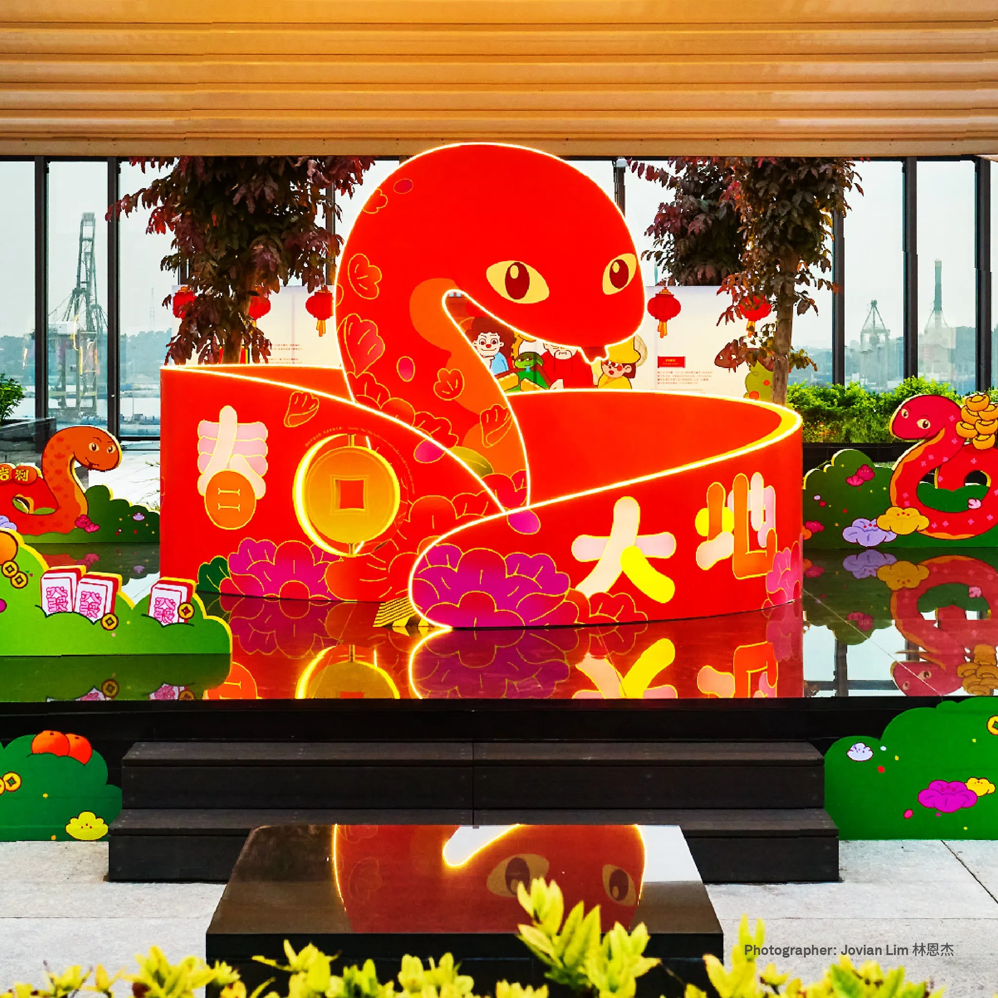 ‘蛇prise’ 既是装置，也是巨型滑梯，能让孩童亲近玩乐。（新加坡华族文化中心脸书）