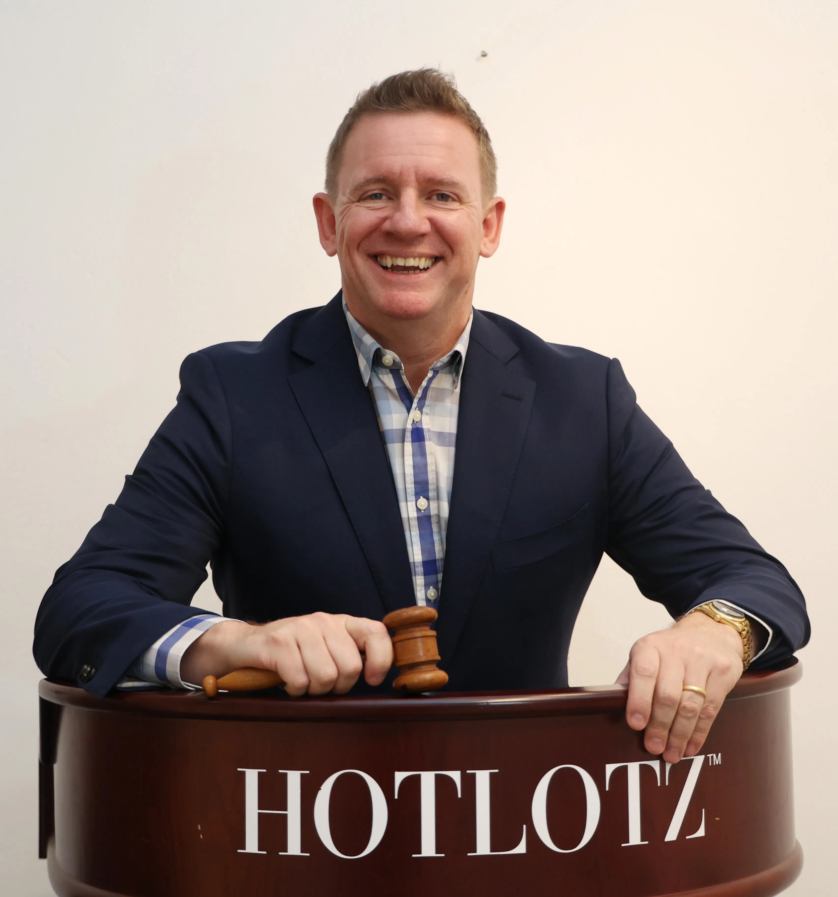 Hotlotz拍卖行创办人艾明修受访时解释，拍卖行会根据拍品的状况、完整程度和国际市场成交纪录等因素估价。（邝启聪摄）