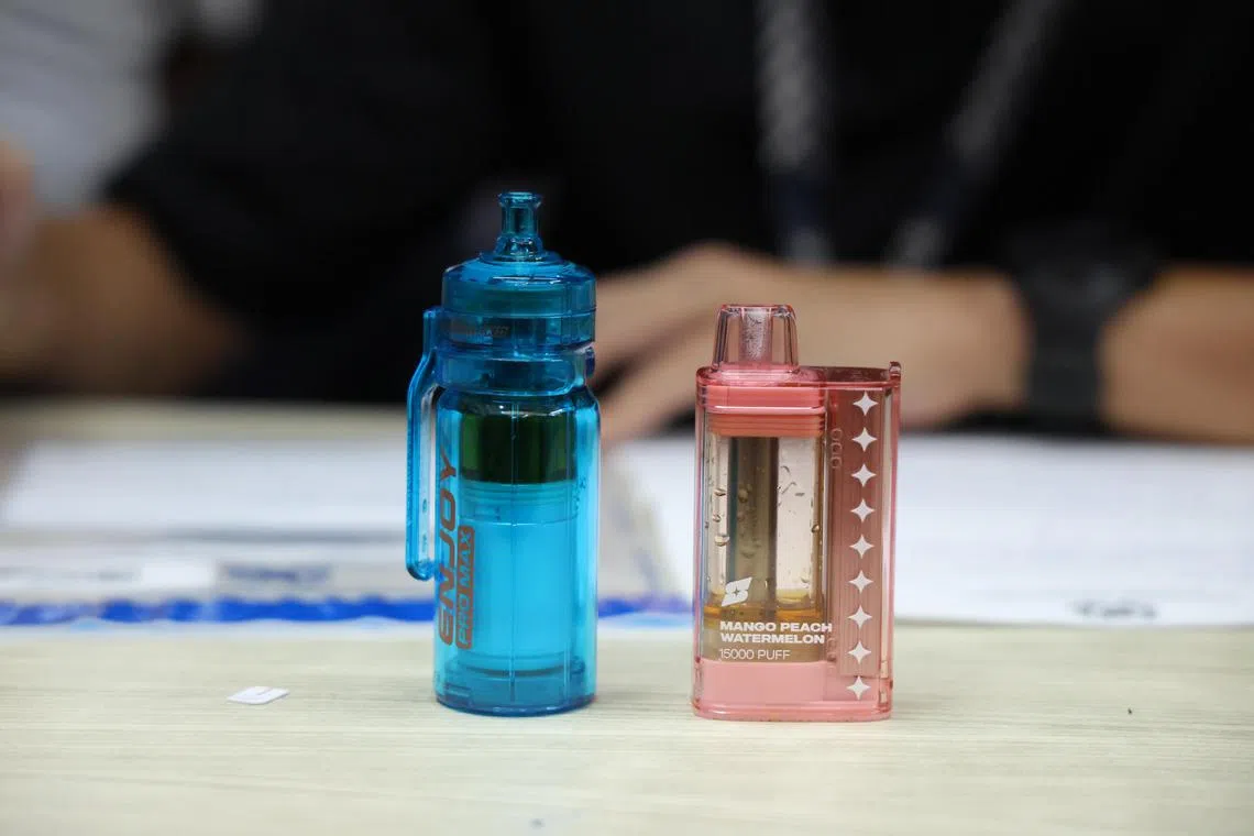 两名男子因电子烟相关罪行被查获。（梁麒麟摄）