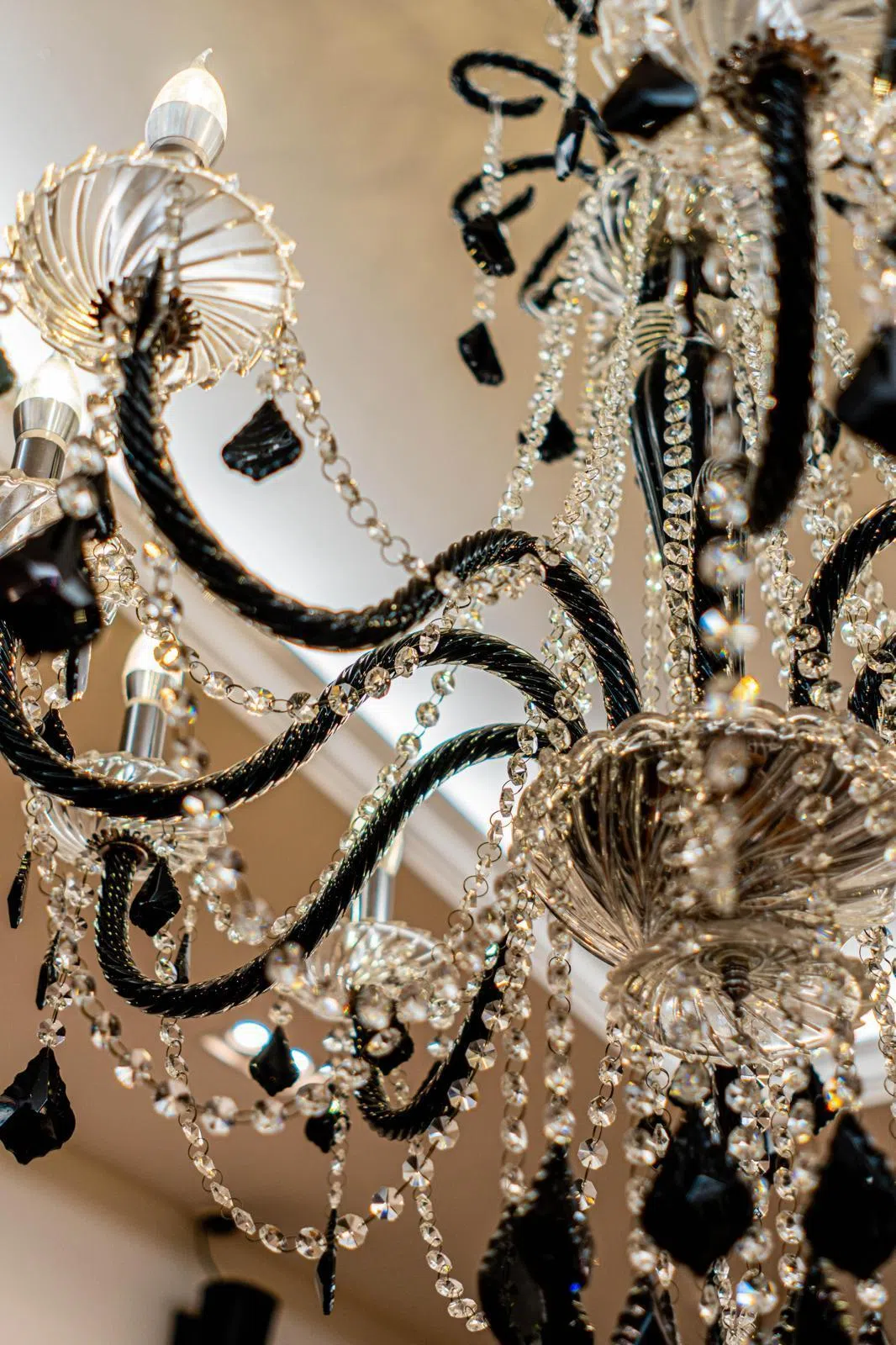 步入式衣橱挂有陈秀环喜欢的水晶吊灯。（陈秀环提供）