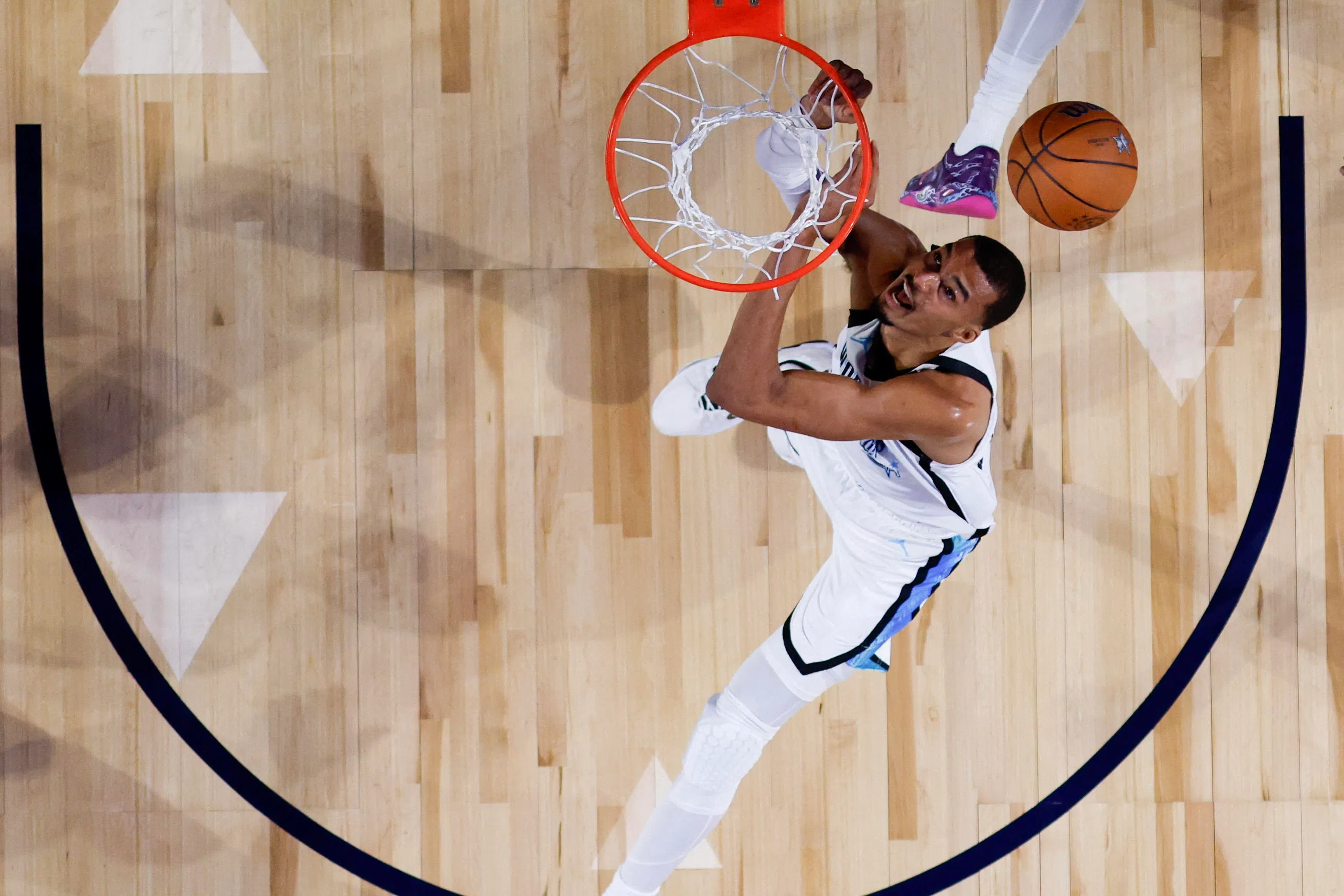 文班亚马在世界队的两场比赛中，20分钟内得到33分。（法新社）