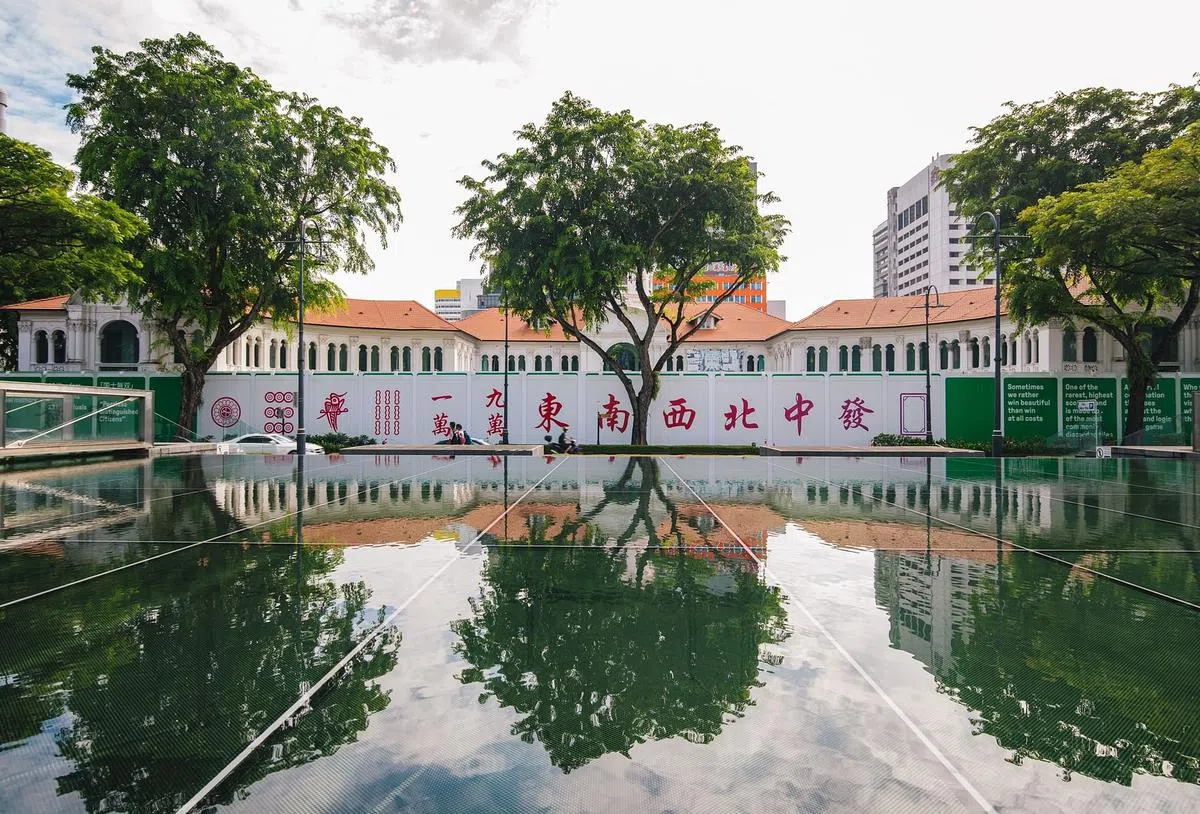 陈坷睿位于勿拉士峇沙路的壁画《当奇异者进局》，诠释麻将的十三幺组合。