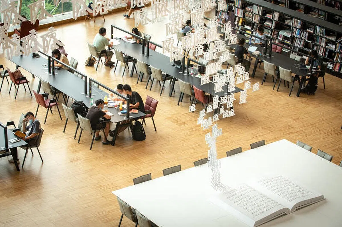 艺术家徐冰的《鸟飞了》装置，以独创的“英文方块字”飞离书本，回退到象形文字。（UAP提供）