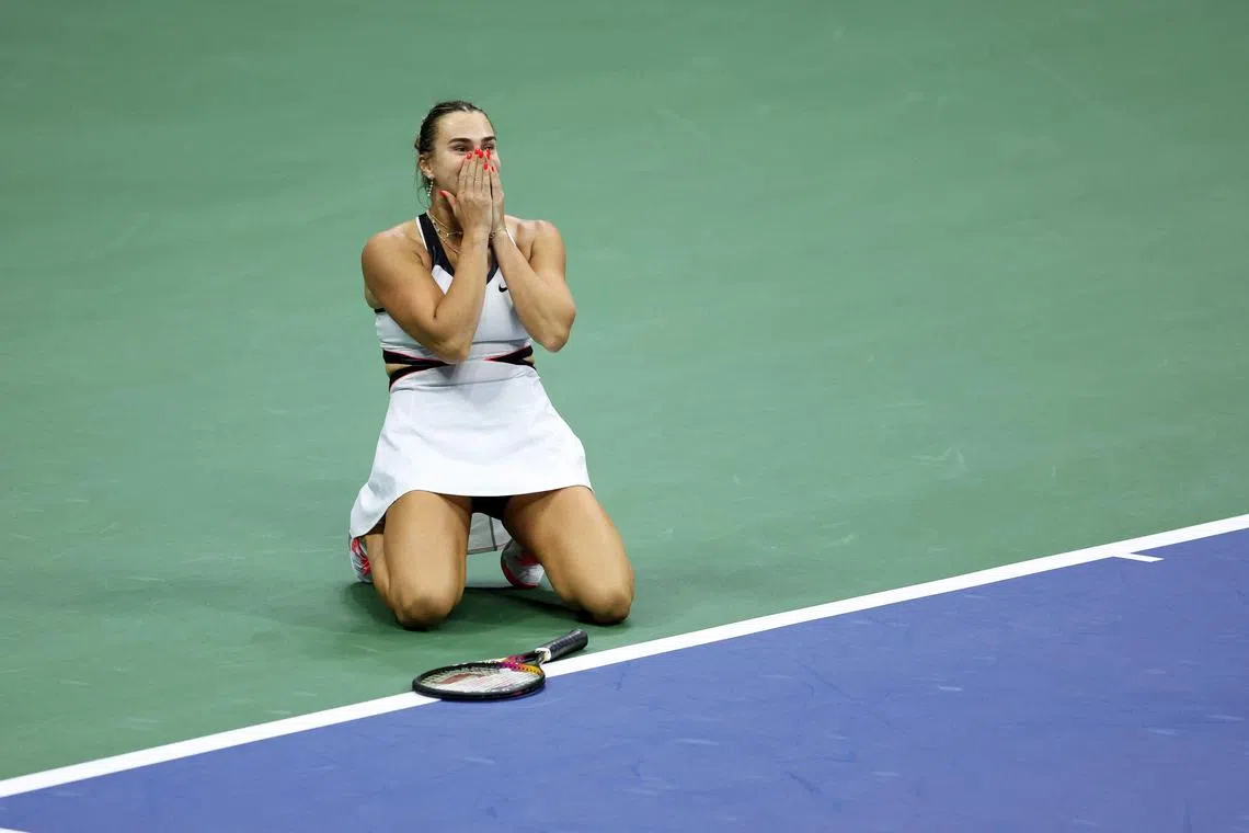 赢下最后一分，阿丽娜情绪激动。（法新社）