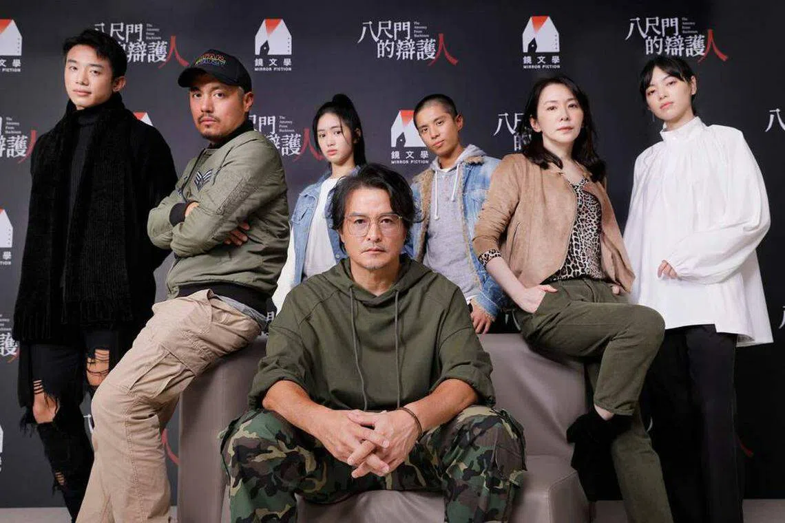 李铭顺（前者）为演出《八尺门的辩护人》下了苦工。（互联网）