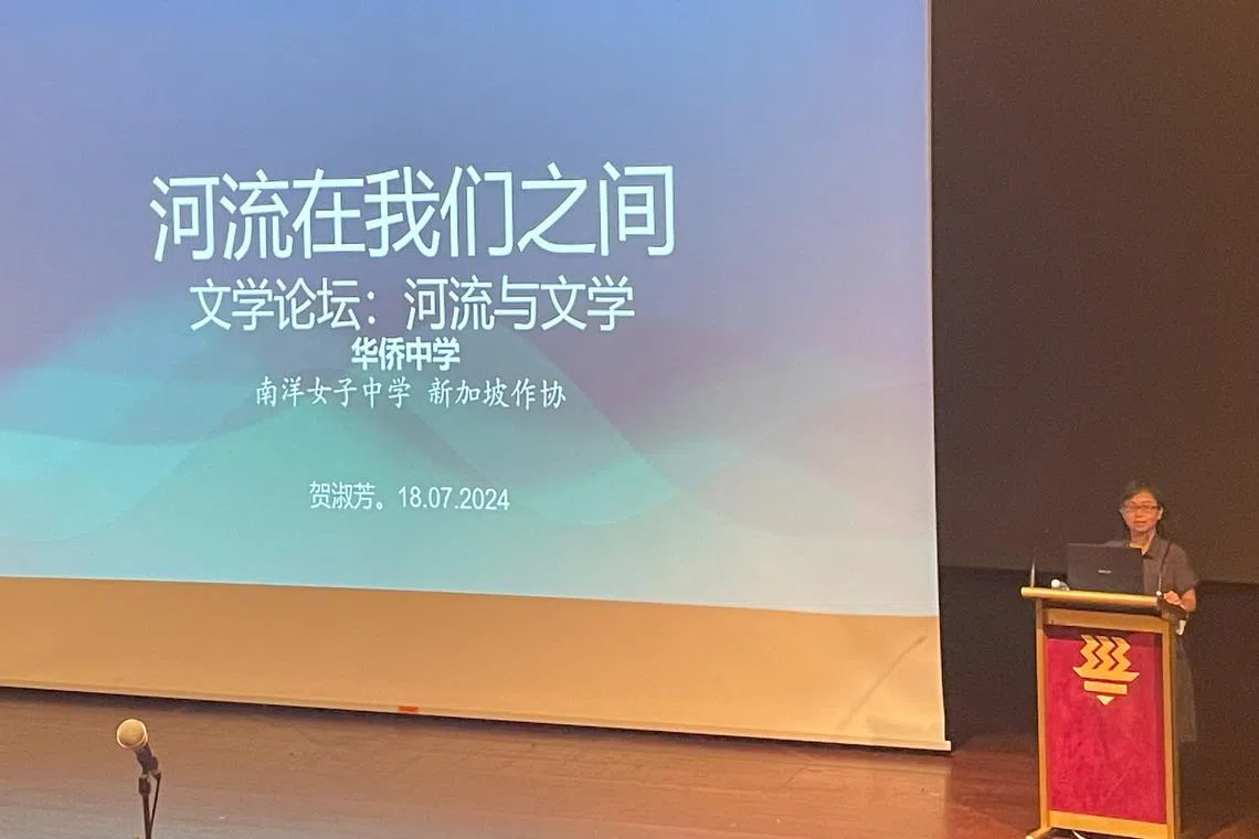 马来西亚作家贺淑芳博士先以文学作品《麻河静立》作引子，后利用《桥》《一个女人》等作品，带出河流的隐喻，以及探讨身份转变的过程。（作者提供）