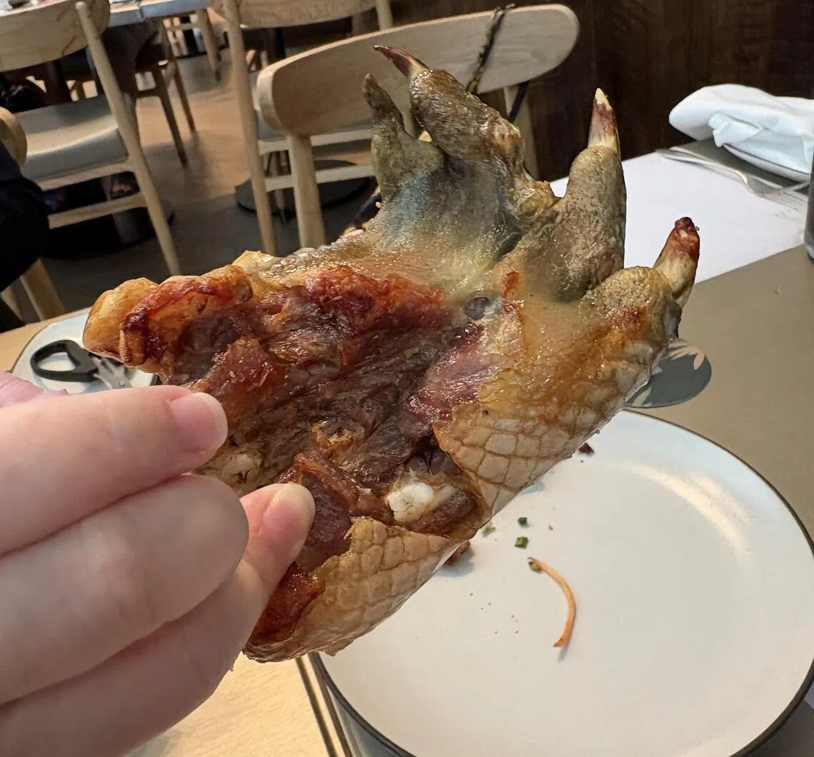 黄资玲指出，这道鳄鱼掌的滋味宛如“带有鱼腥味的鸡肉”。（受访者提供）