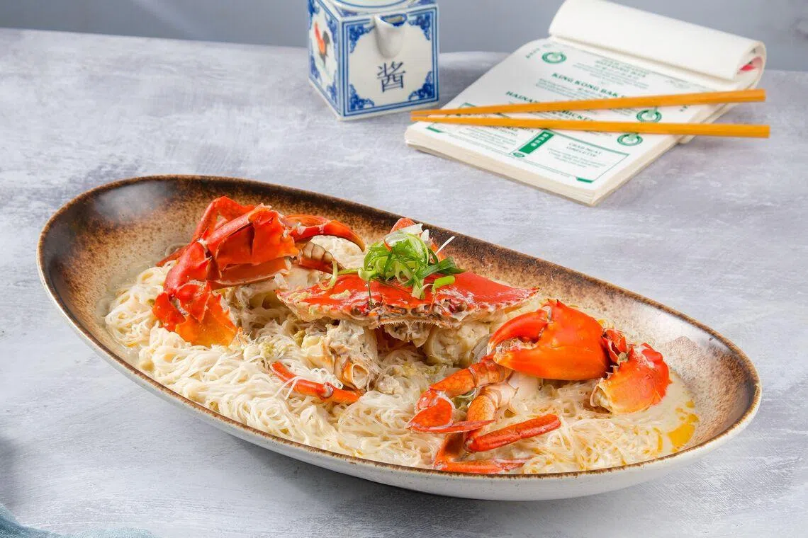 最新招牌菜螃蟹米粉选用新鲜泥蟹，米粉充分吸收海鲜汤汁，入口鲜香四溢。（餐馆提供）