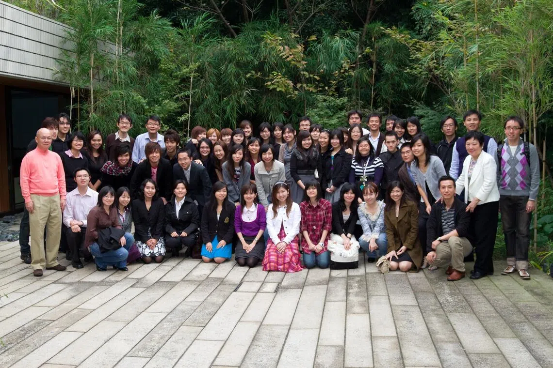 Tan (front row, far left) with Singaporean students studying in Japan, in the embassy garden on 24 October 2009.（Courtesy of interviewee）
