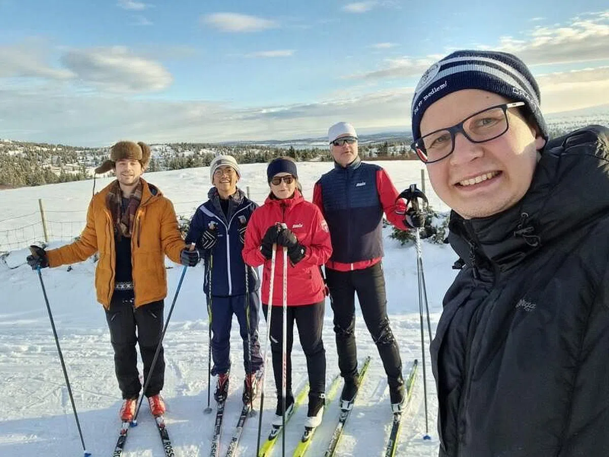 钟正扬（左二）与同事到挪威奥斯陆参加凯轮集团的团建活动。（受访者提供）