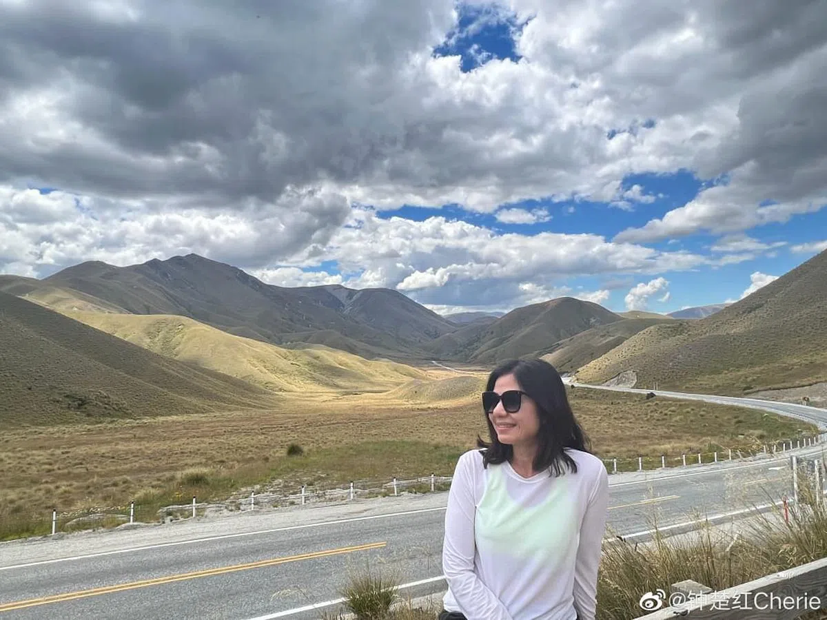 钟楚红的荧光绿运动内衣若隐若现，意外成为焦点。（互联网）