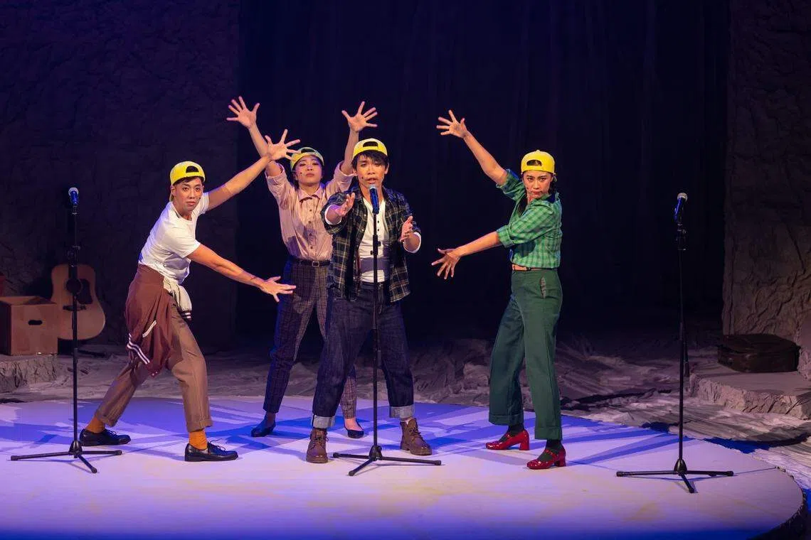 《告诉阳光》是谢逸轩（中）2023年出演的音乐剧。（受访者提供）