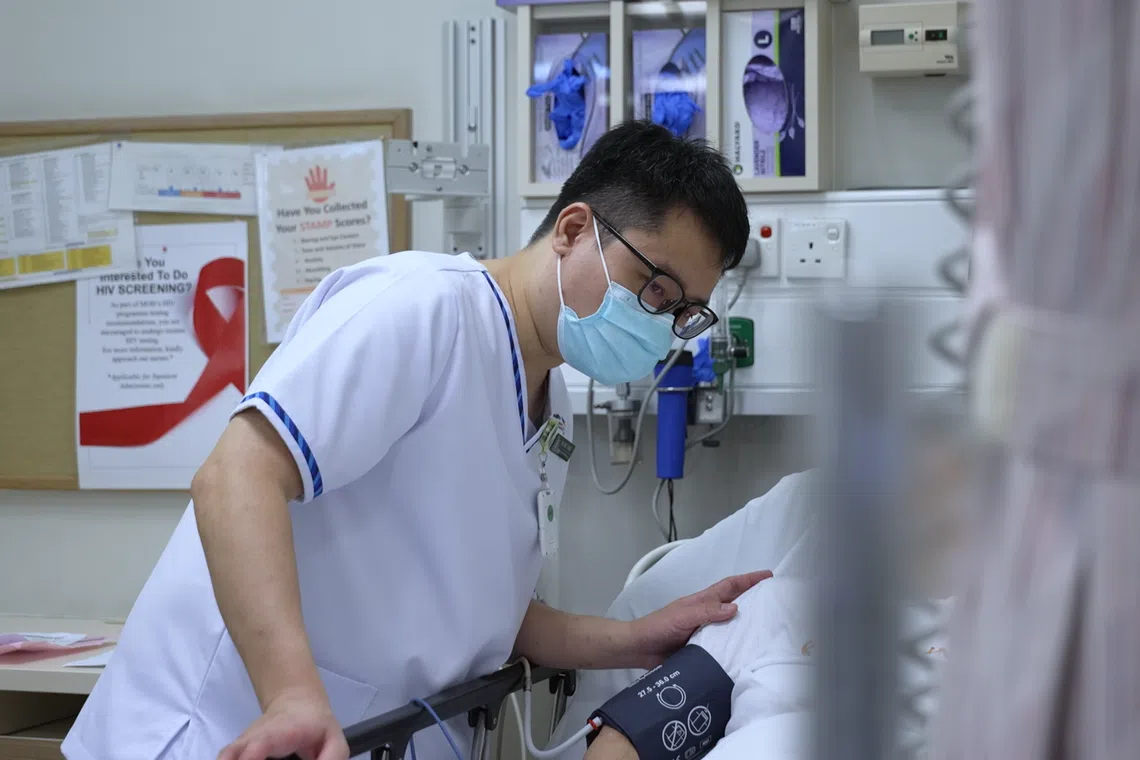 冯耀铨曾是军中硬汉，如今在急诊室里穿梭，用耐心和细致呵护急症患者。（视频截图）