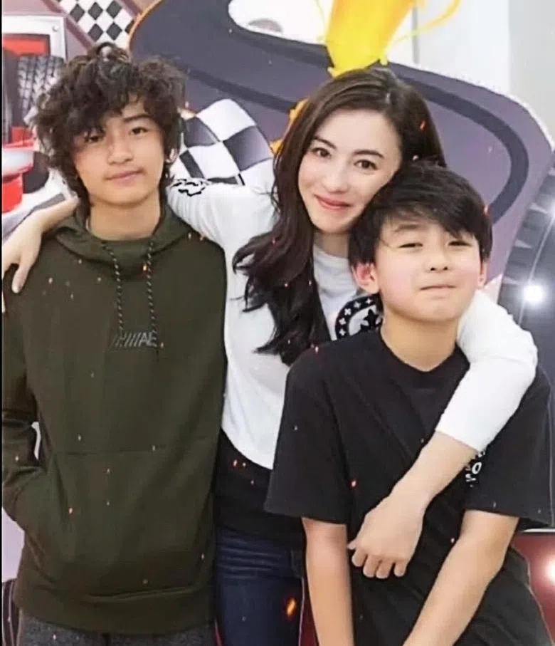 张柏芝与两个儿子同住。（互联网）