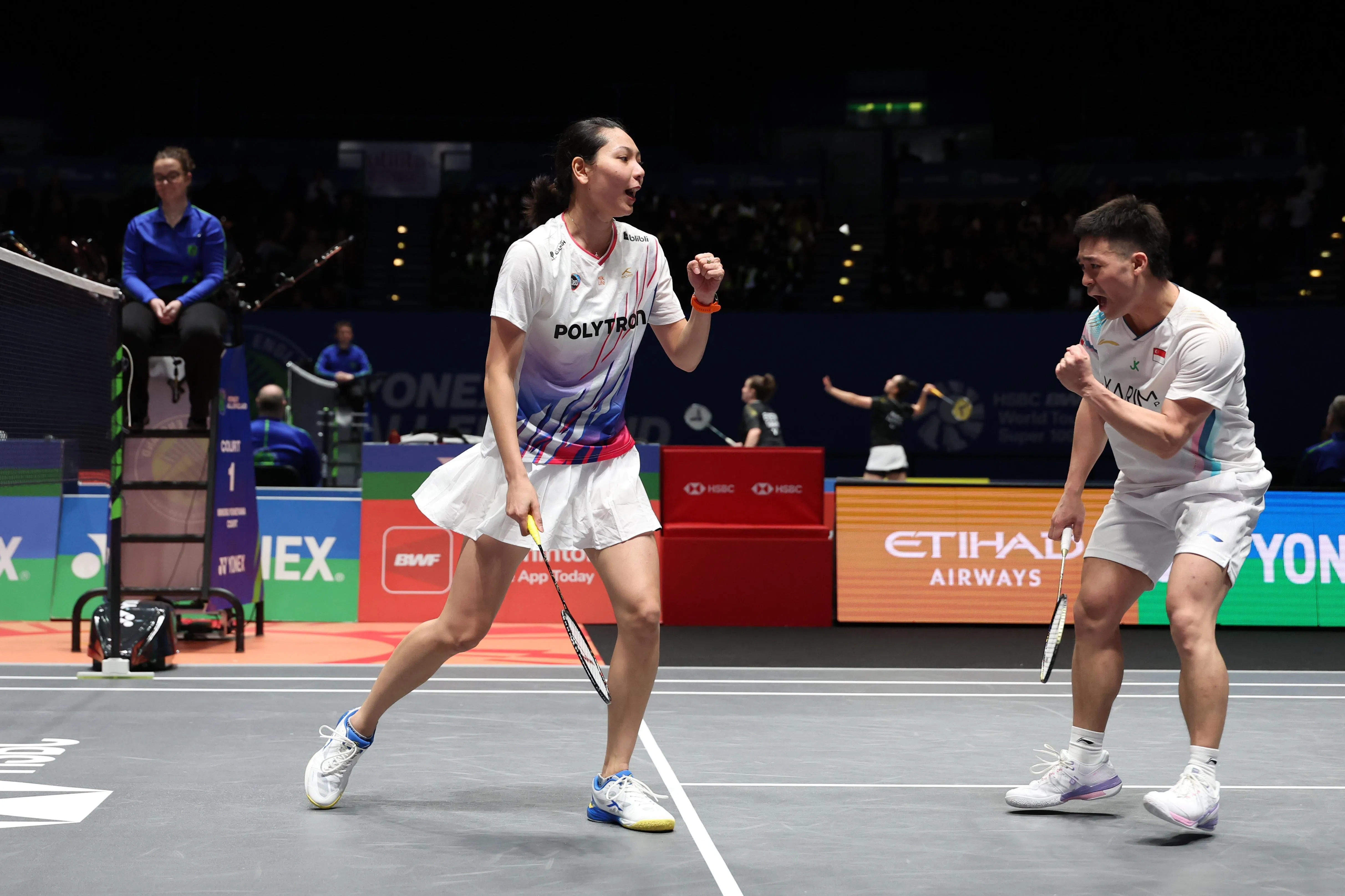 许永凯（右）／格洛丽亚激动庆祝得分，但无法将优势保持到最后。（Badmintonphoto提供）