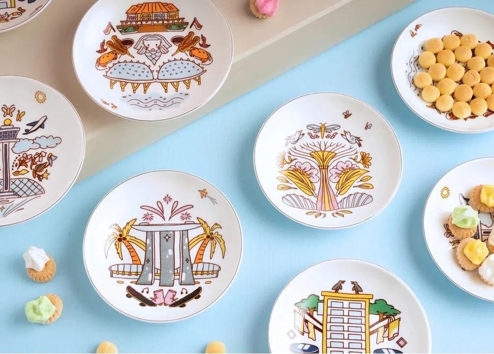 “SG Mementos”系列将本地风物记忆印制在骨瓷酱汁盘上。（取自supermamastore.com）