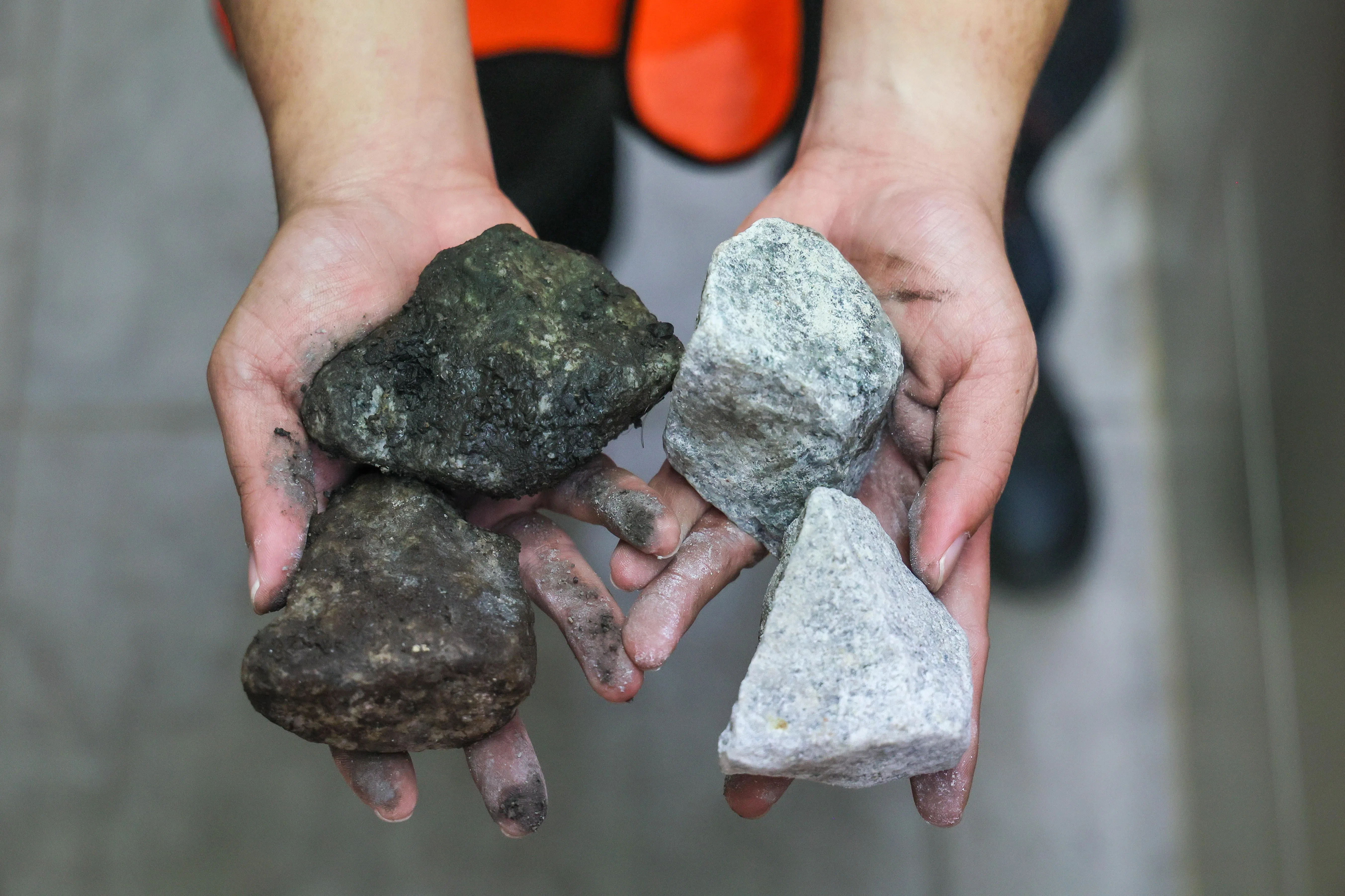 长期使用后的旧碎石（左）因磨圆，咬合力下降；新碎石（右）的棱角能让颗粒之间更易紧密嵌合，有助列车更平稳行驶并减少噪音。（张俊杰摄）