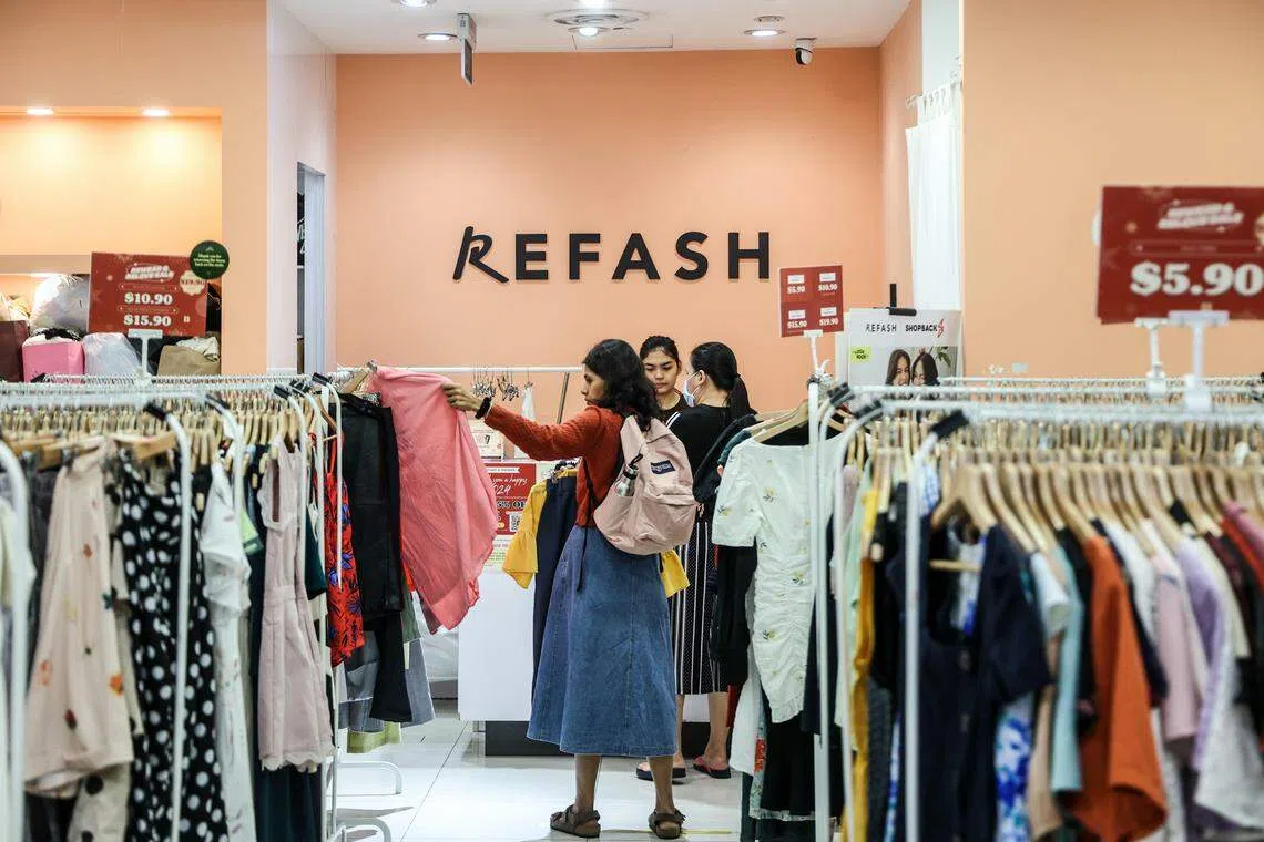 REFASH售卖的二手服饰价位都在20元以下。（关俊威摄）