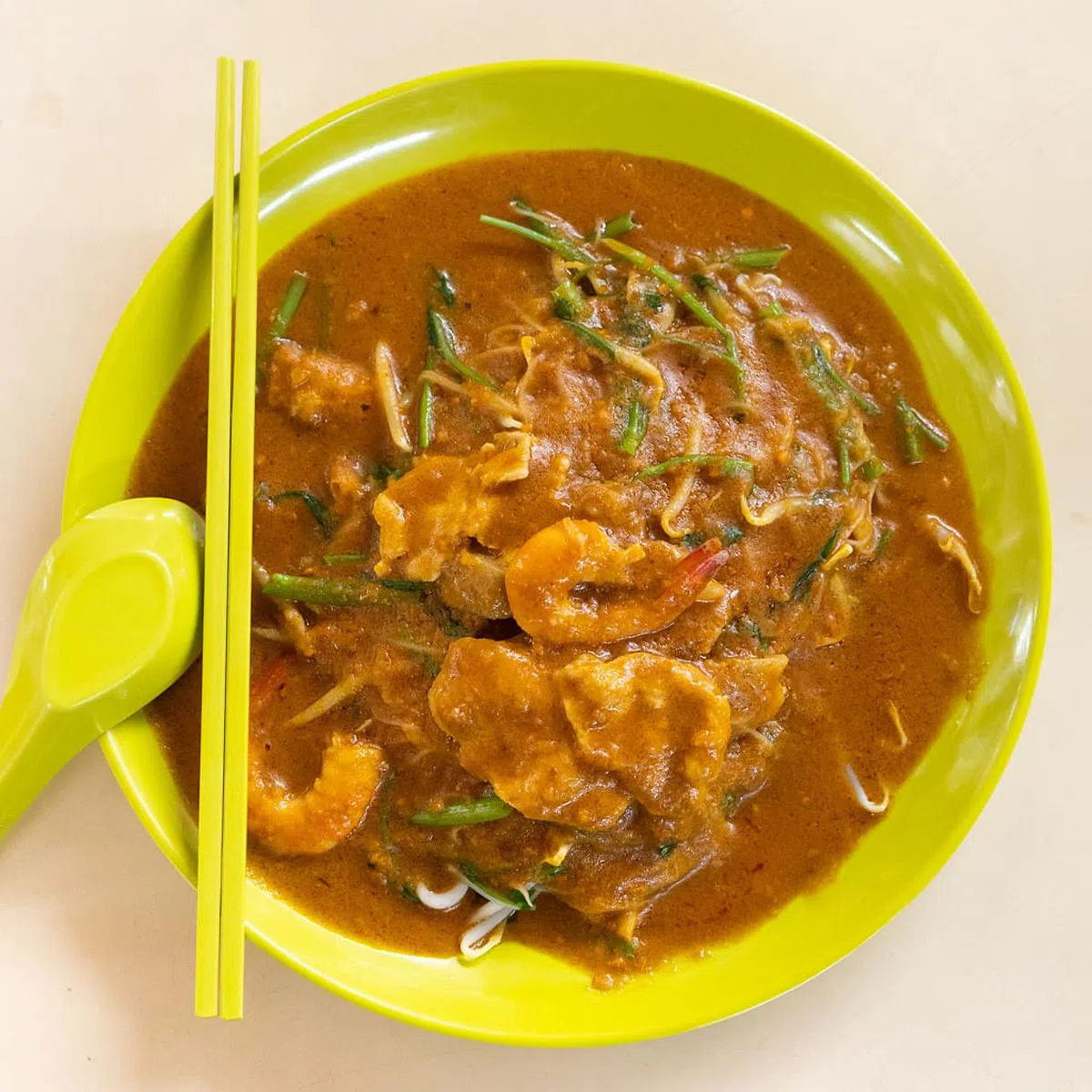 武吉知马熟食中心的星洲沙爹米粉·鱿鱼蕹菜。