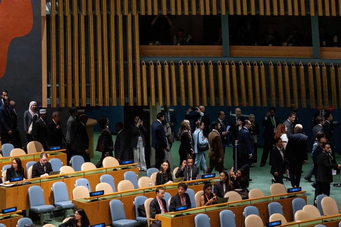 内坦亚胡在联大一般性辩论上台发言时，众多落座不久的联合国会员国代表立马起身离席，从不同方向退场抗议。（路透社）