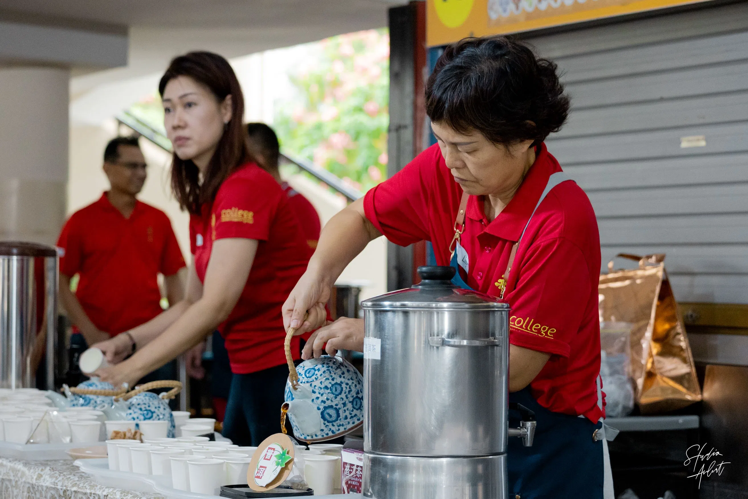 家长义工尽心准备茶饮，庆中秋少不了品茗赏饼。（华中摄影学会提供）