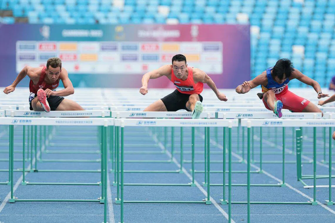 我国跨栏好手洪晨翔（中）在比赛中和泰国选手纳塔彭（左）及菲律宾的约翰（右）齐头并进。洪晨翔最后和纳塔彭共享金牌。（李冠卫摄）