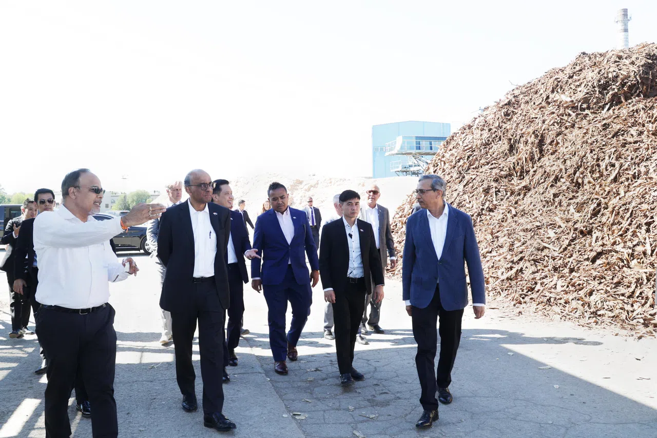 尚达曼总统（左二）访问爱沙尼亚期间，参观了由新加坡企业Tolaram投资经营的地平线纸浆和造纸厂（Horizon pulp and paper），了解传统企业如何将可持续理念融入发展。（蔡家增摄）