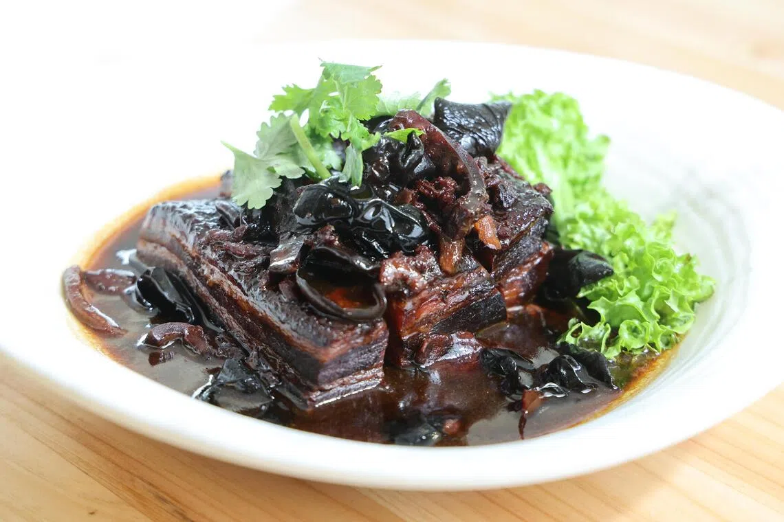 海南扣肉加鱿鱼丝和虾米一起焖，再加入木耳，带有鲜味。（唐家鸿摄）