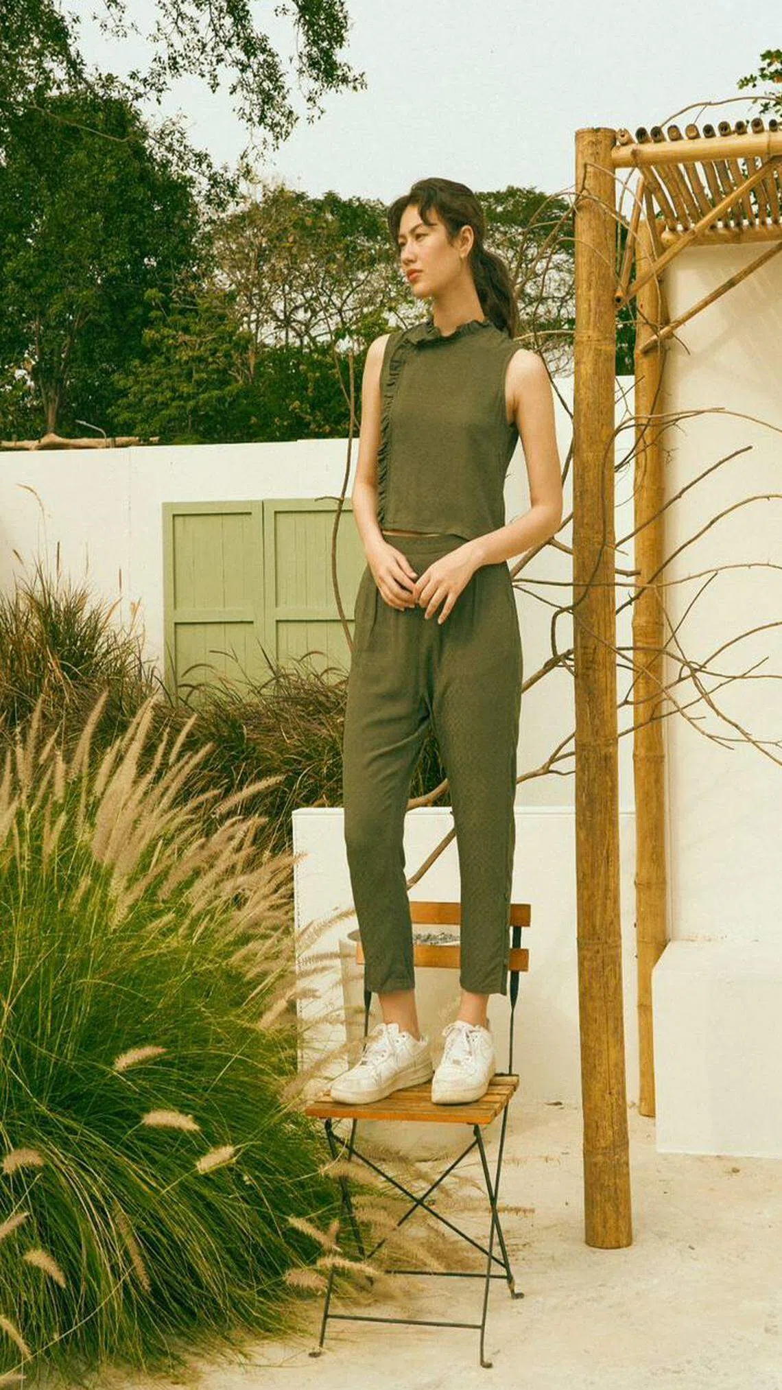 波浪纹边的斜襟衣衫“Nowadays”以及搭配长裤“Not So Long Ago”今年添加了橄榄绿新色。（Dear Samfu提供）