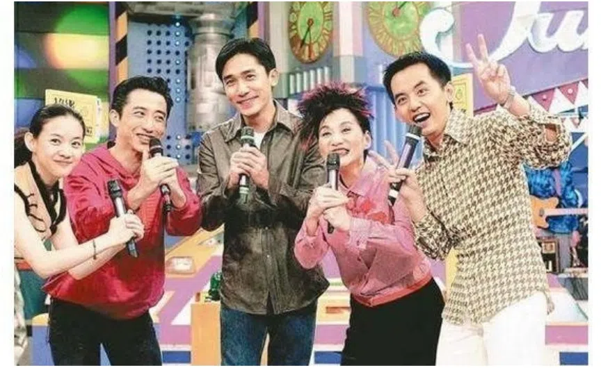 张小燕（右二）、黄子佼（右一）师徒因主持《超级星期天》，人气一起升上巅峰。（互联网）