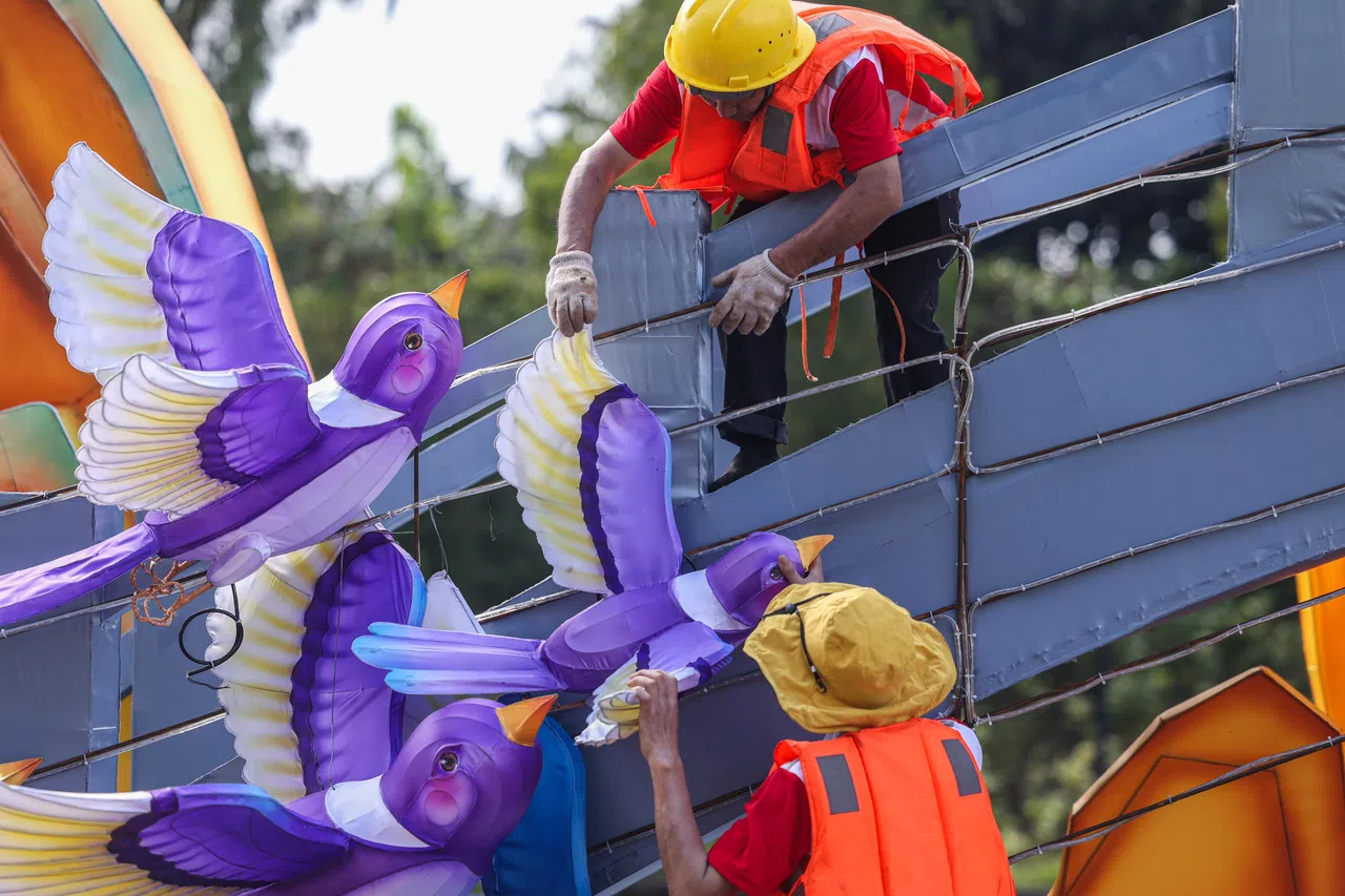 名为“鹊桥”的灯饰以家喻户晓的牛郎织女传说为主题，同时以38只喜鹊为灯饰添上非一般的色彩。师傅们得花两三天的时间组装灯饰。（白艳琳摄）