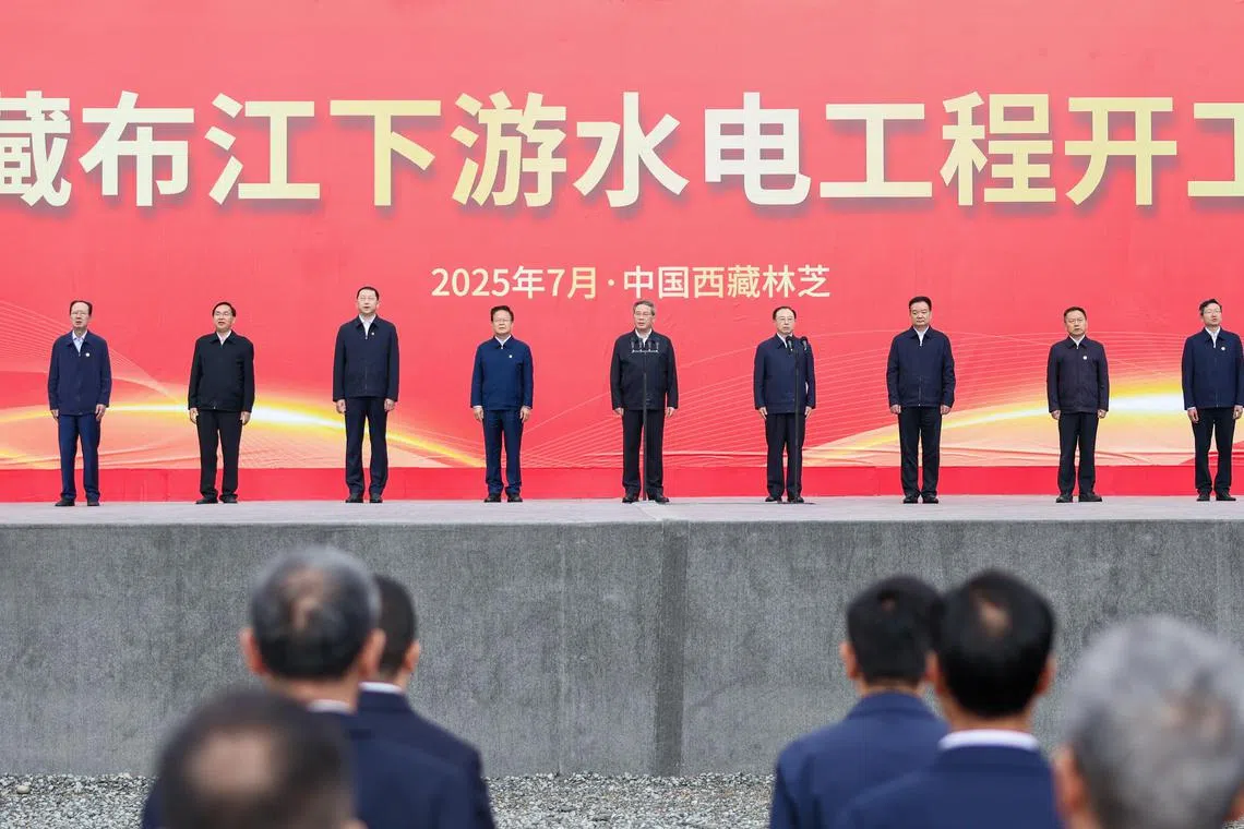 雅鲁藏布江下游水电工程开工仪式星期六（7月19日）上午在西藏林芝举行，中国总理李强（左五）宣布工程正式开工。（新华社）