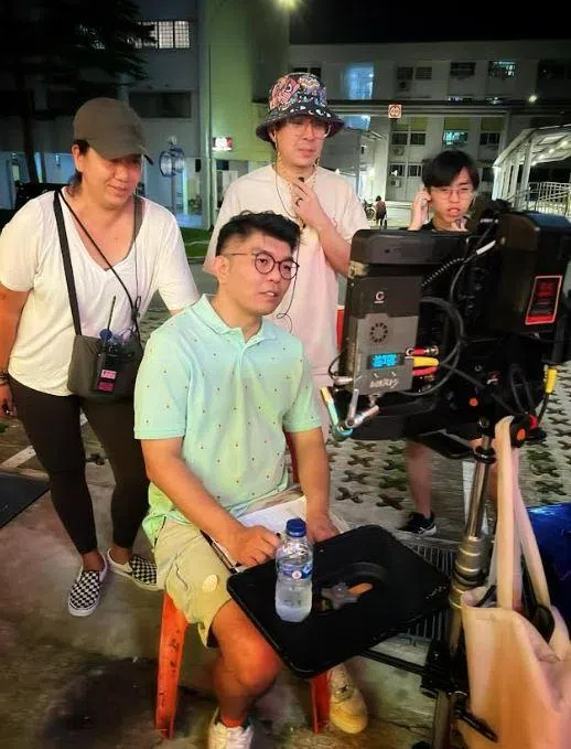 陈子谦（前）掌镜龙年贺岁短片《团圆菜饭》。（档案照）